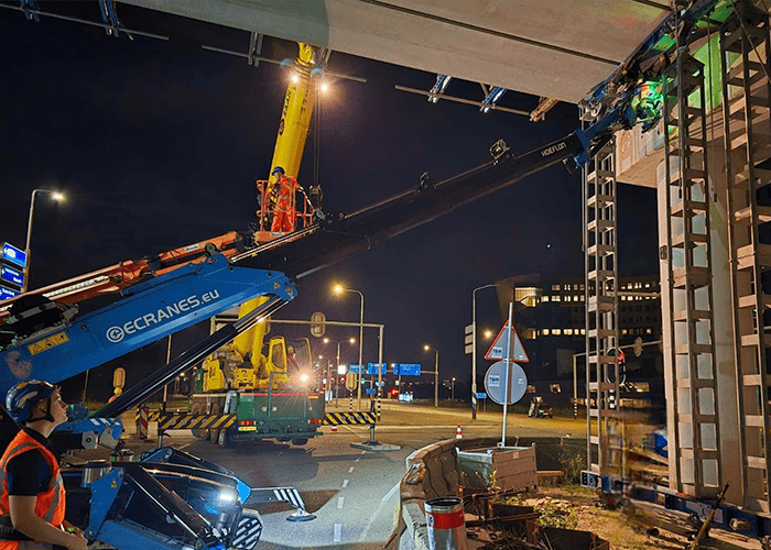 Hoeflon C30e met Multitool Claw Grijper huren Ecranes