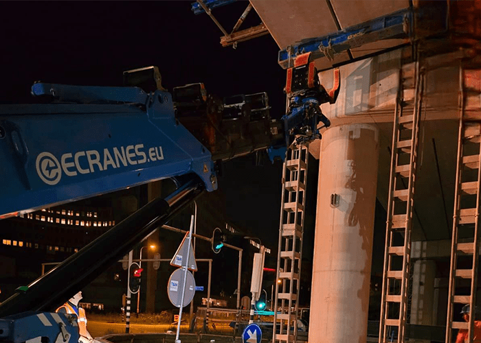 Hoeflon C30e met Multitool Claw Grijper huren Ecranes