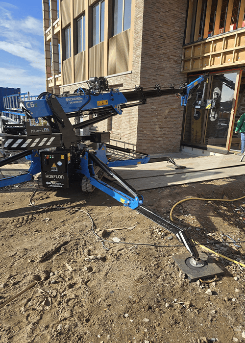 Hoeflon C6e minihijskraan en glaszuiger S800 huren Ecranes